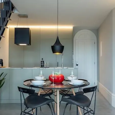 Panoramic Historic Views Private Balconies - E *