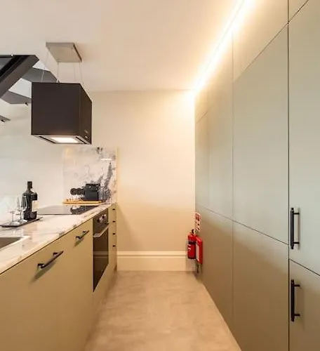 Panoramic Historic Views Private Balconies - E *