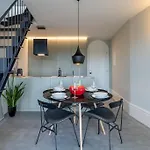 Modern Duplex Private Balcony & Cathedral View - E Πόρτο