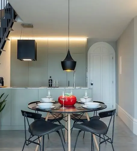 Panoramic Historic Views Private Balconies - E *